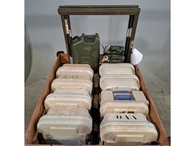 8x koelbox, jerrycans en metalen frames, o.a. blanco - afbeelding 3 van  10