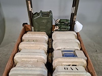 8x koelbox, jerrycans en metalen frames, o.a. blanco - afbeelding 3 van  10