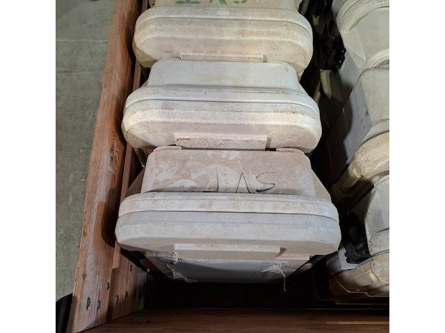 8x koelbox, jerrycans en metalen frames, o.a. blanco - afbeelding 4 van  10