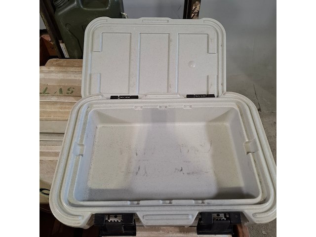 8x koelbox, jerrycans en metalen frames, o.a. blanco - afbeelding 5 van  10