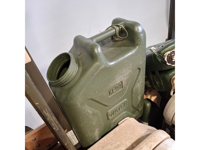 8x koelbox, jerrycans en metalen frames, o.a. blanco - afbeelding 6 van  10
