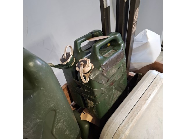 8x koelbox, jerrycans en metalen frames, o.a. blanco - afbeelding 7 van  10