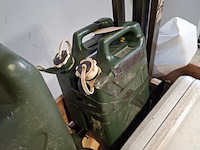 8x koelbox, jerrycans en metalen frames, o.a. blanco - afbeelding 7 van  10