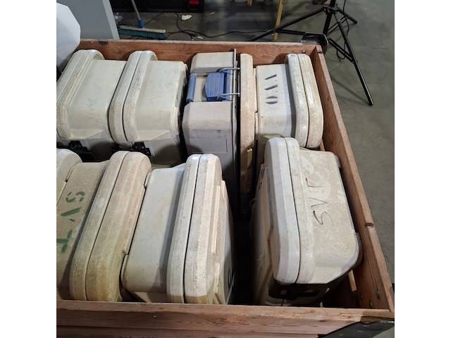8x koelbox, jerrycans en metalen frames, o.a. blanco - afbeelding 10 van  10