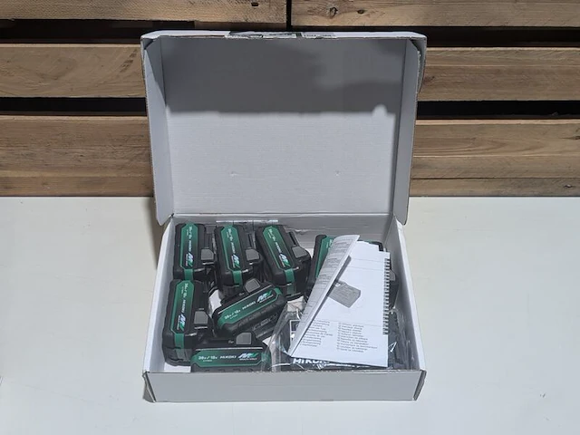 8x multi volt accu, hikoki, bsl 36a18x, en snellader uc18ysl3 - afbeelding 2 van  4