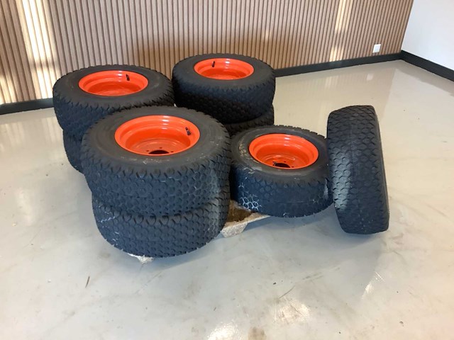 8x ongebruikt bridgestone 24x8.50-12 band met velg - afbeelding 1 van  9