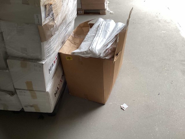 8x pallet met div. artikelen o.a. zeilen, goodiebags, gezichtsmaskers - afbeelding 3 van  9