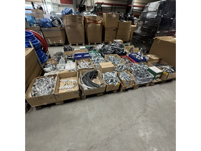 8x pallets met pijpbeugels - afbeelding 1 van  15