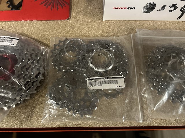 8x racefiets onderdelen w.o. shifters, cassettes, sram - afbeelding 3 van  10