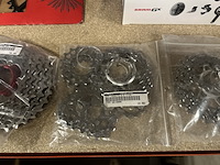 8x racefiets onderdelen w.o. shifters, cassettes, sram - afbeelding 3 van  10