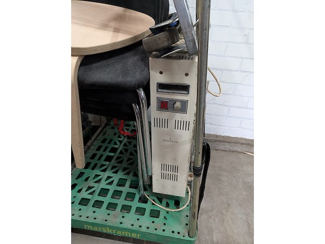 8x rolcontainer gevuld met diverse kantoor en magazijn goederen - afbeelding 2 van  16