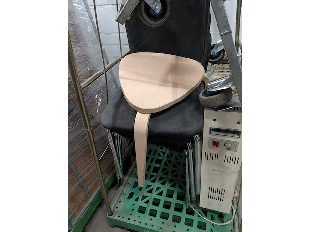 8x rolcontainer gevuld met diverse kantoor en magazijn goederen - afbeelding 3 van  16