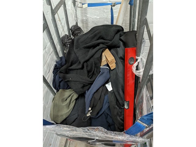 8x rolcontainer gevuld met diverse kantoor en magazijn goederen - afbeelding 7 van  16