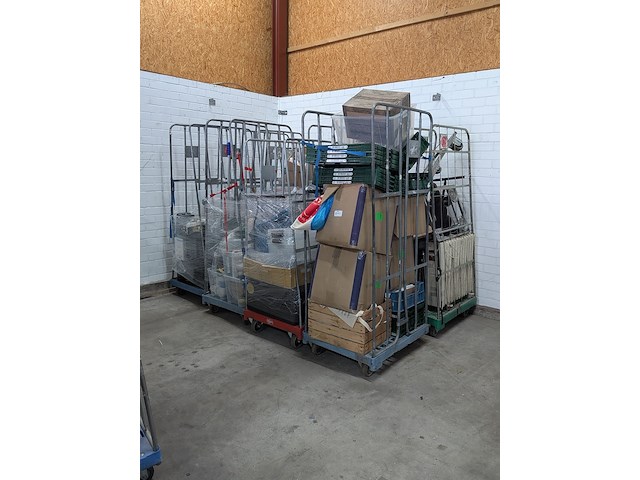 8x rolcontainer gevuld met diverse kantoor en magazijn goederen - afbeelding 1 van  16