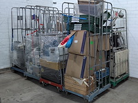 8x rolcontainer gevuld met diverse kantoor en magazijn goederen