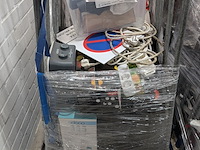 8x rolcontainer gevuld met diverse kantoor en magazijn goederen - afbeelding 9 van  16