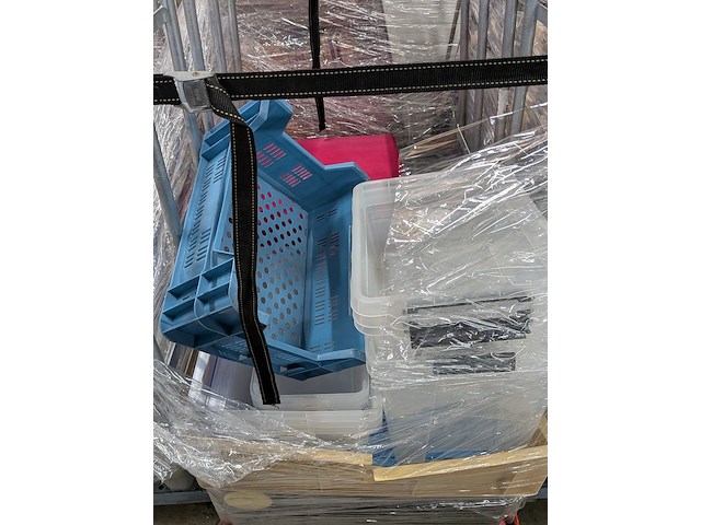 8x rolcontainer gevuld met diverse kantoor en magazijn goederen - afbeelding 12 van  16