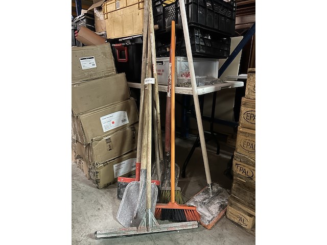 8x schoonmaakartikelen w.o. bezems, trekker - afbeelding 1 van  3