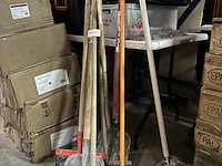 8x schoonmaakartikelen w.o. bezems, trekker - afbeelding 1 van  3