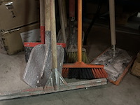 8x schoonmaakartikelen w.o. bezems, trekker - afbeelding 2 van  3