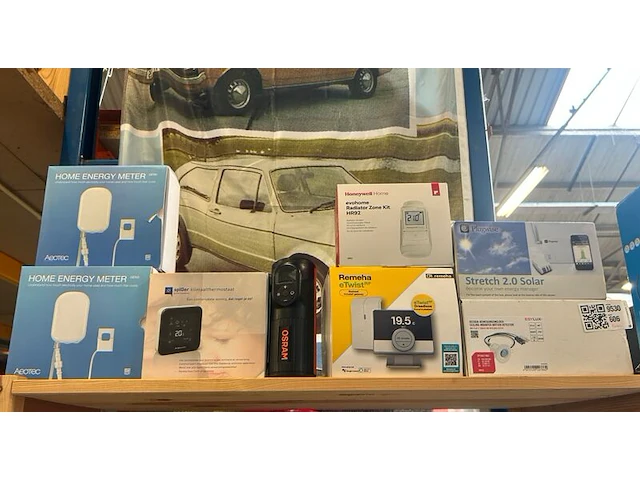 8x smart home-artikelen, slimme thermostaten en energiebesparende apparatuur, w.o. honeywell, remeha, plugwise - afbeelding 1 van  7