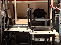 8x tafel, 1x kast en 1x bureaustoel