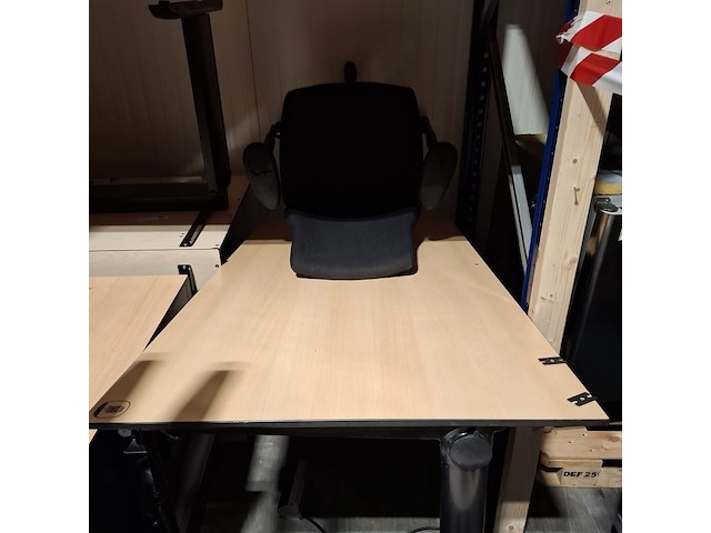 8x tafel, 1x kast en 1x bureaustoel - afbeelding 2 van  7