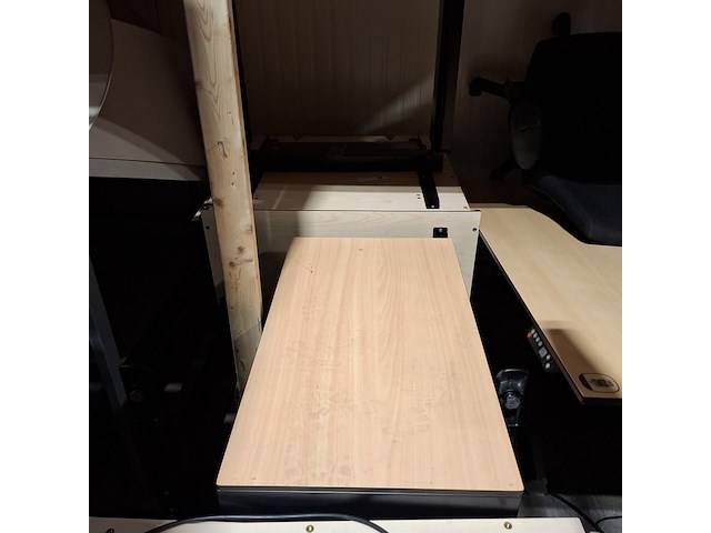 8x tafel, 1x kast en 1x bureaustoel - afbeelding 3 van  7