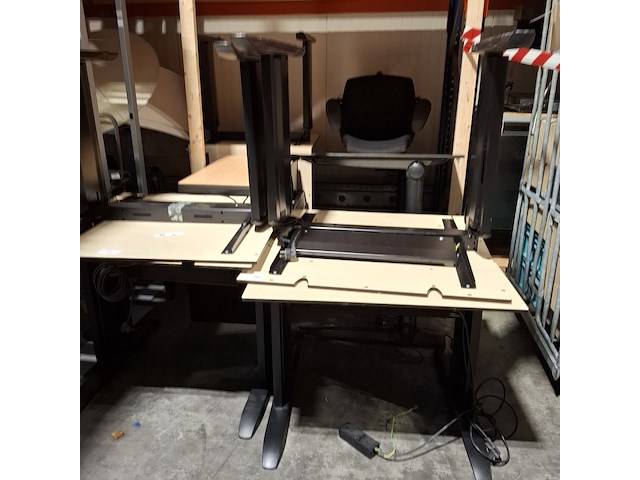 8x tafel, 1x kast en 1x bureaustoel - afbeelding 4 van  7