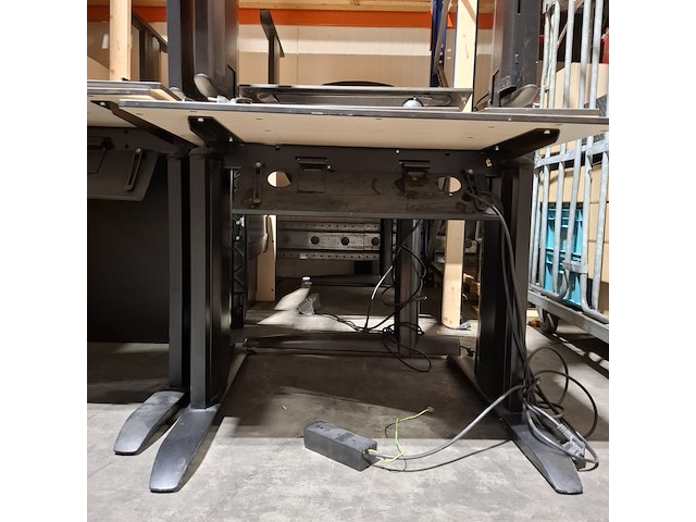 8x tafel, 1x kast en 1x bureaustoel - afbeelding 5 van  7