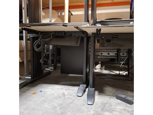 8x tafel, 1x kast en 1x bureaustoel - afbeelding 6 van  7