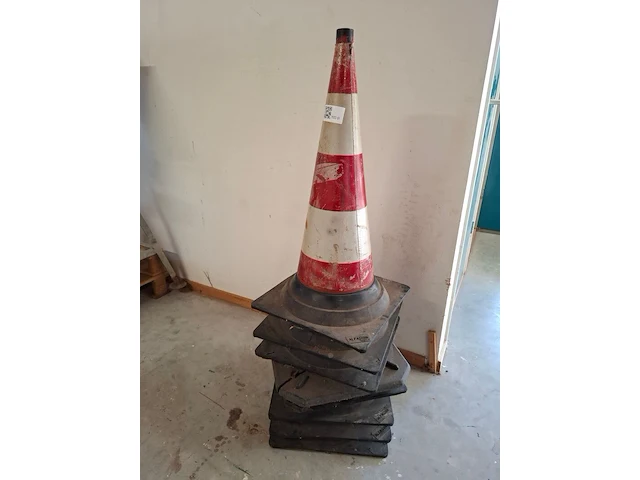 8x verkeerskegel - afbeelding 1 van  3