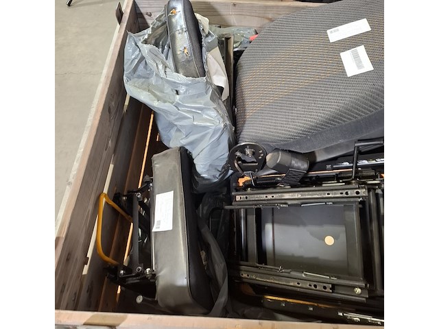 8x vrachtwagenstoel, o.a. isri - afbeelding 3 van  11