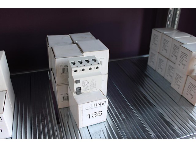 9 aardlekschakelaars ekl6-100b. 32a. 30ma. 3-polig. - afbeelding 1 van  2