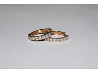 9 kt geelgouden oorbel met natuurlijke diamant