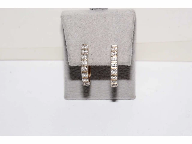 9 kt geelgouden oorbel met natuurlijke diamant - afbeelding 2 van  8