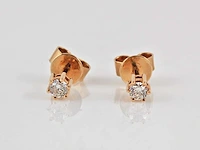 9 kt geelgouden oorbel met natuurlijke diamant