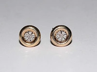 9 kt geelgouden oorbel met natuurlijke diamant