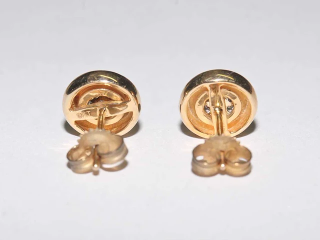 9 kt geelgouden oorbel met natuurlijke diamant - afbeelding 5 van  5