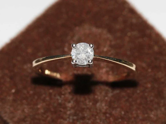 9 kt geelgouden ring met natuurlijke diamant - afbeelding 4 van  7