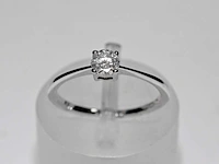 9 kt witgouden ring met natuurlijke diamant