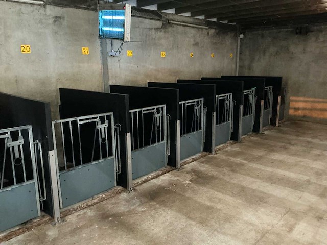 9 stuks kalverboxen – compleet systeem – met rvs en kunststof onderdelen - afbeelding 3 van  8