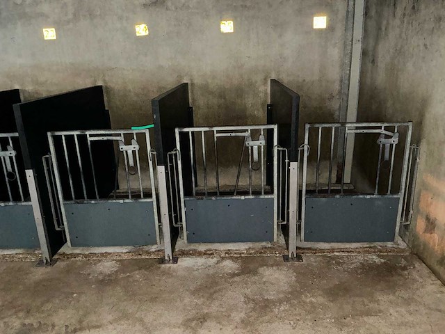 9 stuks kalverboxen – compleet systeem – met rvs en kunststof onderdelen - afbeelding 6 van  8