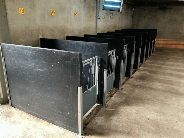 9 stuks kalverboxen – compleet systeem – met rvs en kunststof onderdelen - afbeelding 8 van  8