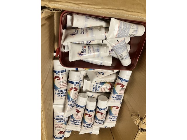 9 x tube spiercrem a 75 ml. febr 2026 en 17 testtubes van 30 ml, totaal dus 26 stuks - afbeelding 1 van  5