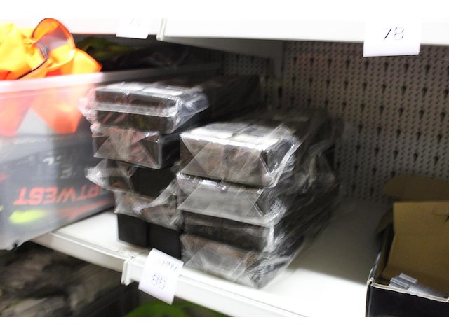 92 mokerdoppen. ca. 54 stuks met afm. 43 x 43 mm en circa 38 stuks met afm. 47 x 47 mm - afbeelding 2 van  3