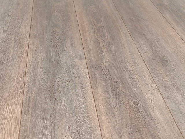 93 m2 laminaat plank - 1286 x 194 x 8 mm - afbeelding 1 van  4