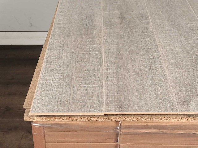 94 m2 laminaat plank - 1261 x 192 x 7 mm - afbeelding 1 van  4