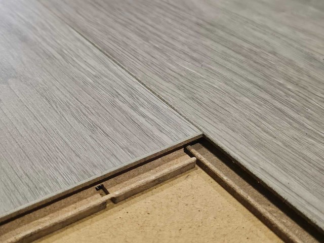 97 m2 laminaat plank - 504 x 84 x 8 mm - afbeelding 1 van  2