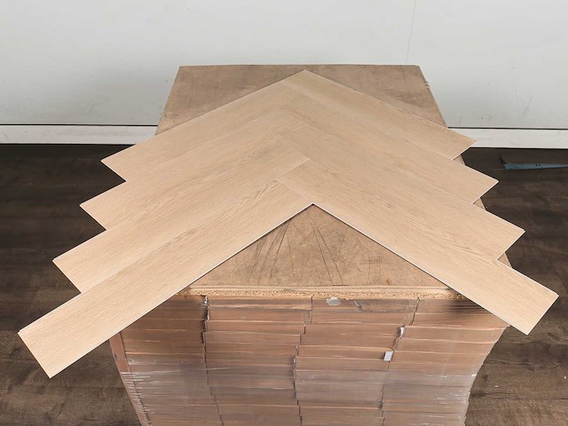 97 m2 pvc spc click visgraat - 750 x 150 x 4+1 mm met xps onderlaag - afbeelding 3 van  4